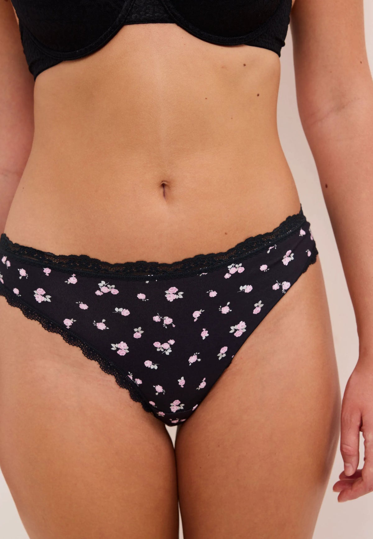 Womens 3pk Black Rose Lace Trim Thongs